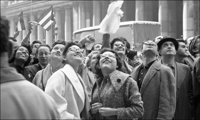 Waiting to see Fidel Castro outside the Statler Hotel, New York. Tuesday, April 21, 1959