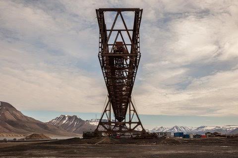 Gina Glover: The Titan Crane, Hotellneset Cool Harbour. Longyearbyen, Spitsbergen, Nowrway 2012